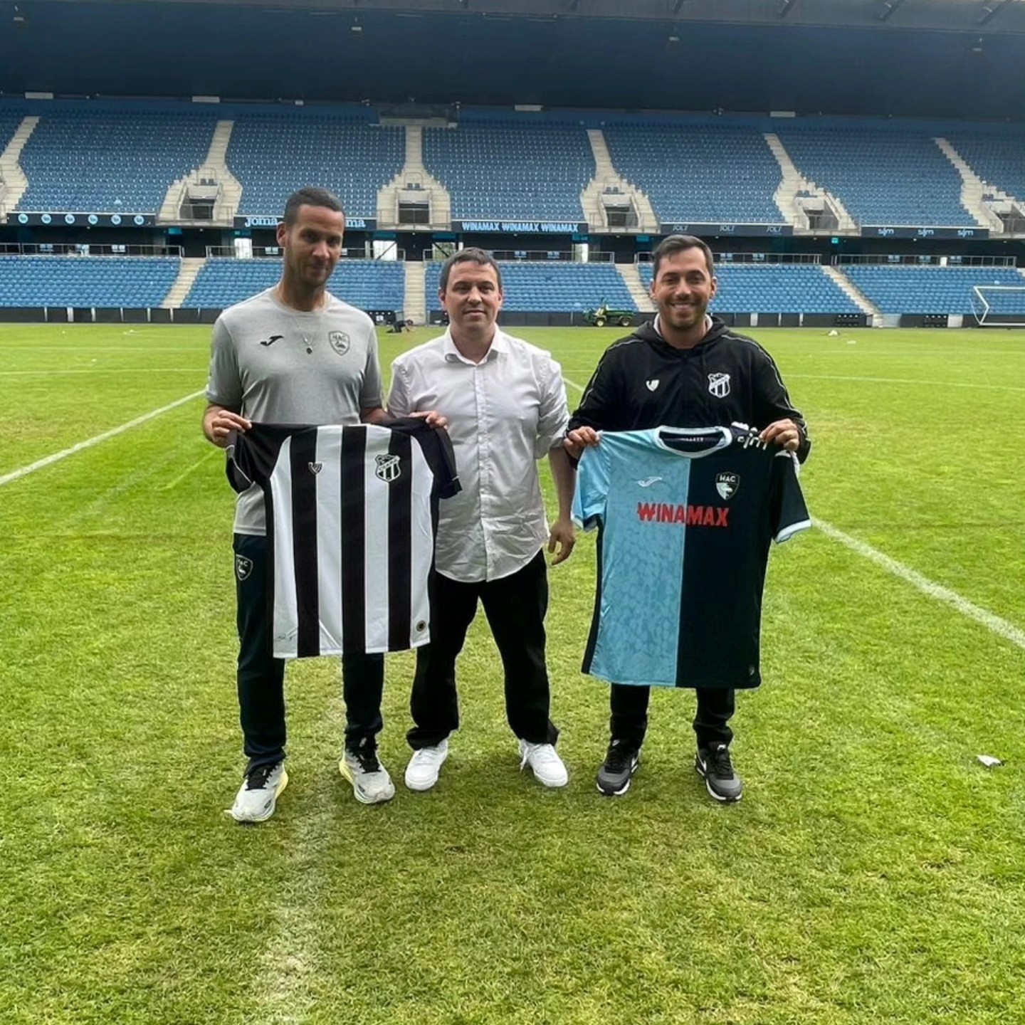 🌍 Conexões que Transformam | Connexions qui Transforment -  Ceará SC 🇧🇷 Le Havre AC 🇨🇵

Hudson Ferreira, gerente de futebol das categorias de base do Ceará SC - @cearasc  @timecearasc - esteve na França para uma visita institucional ao tradicional Le Havre AC - @hac_foot - referência mundial na formação de atletas. A experiência fez parte do projeto de internacionalização do Vozão e aconteceu em parceria com a Sports Experience,  @oficialsportsxp .

O encontro proporcionou uma imersão na estrutura, metodologia e modelo de gestão do futebol de base francês, com o objetivo de fortalecer o trabalho desenvolvido no Ceará. A visita simboliza um passo importante rumo a futuras cooperações técnicas e projetos conjuntos entre Brasil e França.

🇧🇷⚽
"Esse intercâmbio reforça nosso compromisso com o desenvolvimento dos nossos atletas e com a busca por padrões de excelência internacionais", destacou Hudson.

🇫🇷⚽
Hudson Ferreira, directeur du football de base du Ceará SC, était en France pour une visite institutionnelle au club historique Le Havre AC, reconnu mondialement pour sa formation de talents. Cette expérience a eu lieu dans le cadre du projet d’internationalisation du club, en partenariat avec Sports Experience.

La rencontre a permis une immersion dans les structures, méthodes d'entraînement et le modèle de gestion du football de formation en France. Une étape importante vers des coopérations techniques et projets communs entre le Brésil et la France.

"Cet échange renforce notre engagement envers le développement de nos athlètes et notre quête de standards d’excellence internationaux", a souligné Hudson.

---

📸 Na imagem: à esquerda, Jair Karam (diretor técnico de formação do Le Havre FC), à direita, Hudson Ferreira (gerente de futebol das categorias de base do Ceará SC), e ao centro, Bruno Louzada (agente de jogadores credenciado pela CBF). Local Stade Océane, Le Havre. Junho/2025

#lehavreac 
#cearaesporteclube
#sportsexperience
#futeboldebase