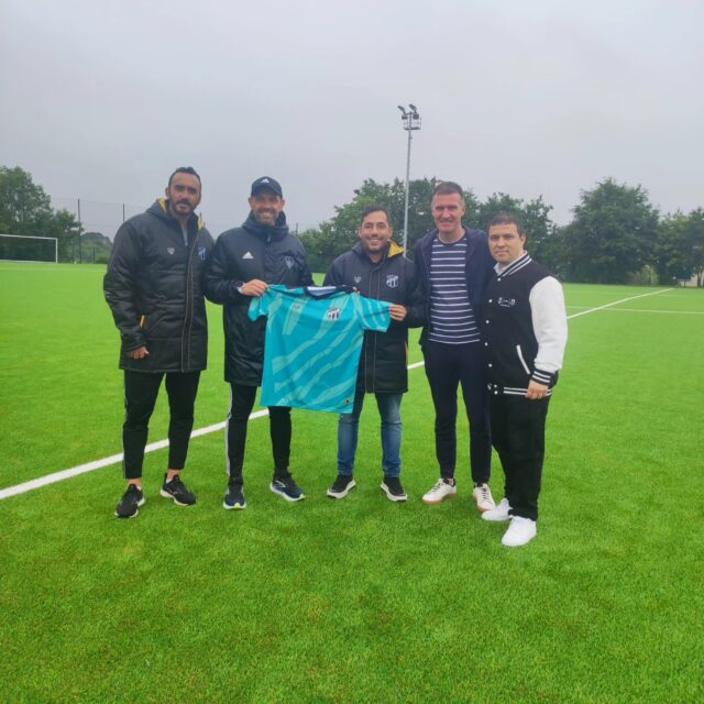 MARCO HISTÓRICO

O Ceará Sporting Club realizou o primeiro amistoso internacional da história da equipe Sub-19, no dia 05/06/2025, contra o @stadebrestois29, na cidade de Brest, França 🇫🇷.

Em uma partida bastante disputada, o confronto terminou empatado em 1 x 1.
Além do jogo, a delegação também participou de uma visita técnica ao centro de treinamento do clube francês, fortalecendo os laços e trocando experiências valiosas para o desenvolvimento dos nossos jovens atletas.

Um passo importante rumo à internacionalização da base alvinegra! 🖤⚽️
@cearasc

#BaseForte #FutebolInternacional #CearáSub19 #CearáSC

---

HISTORIC MOMENT

Ceará Sporting Club played the first-ever international friendly in the history of its U-19 team, on June 5, 2025, against @stadebrestois29 in the city of Brest, France 🇫🇷.

In a hard-fought match, the game ended in a 1-1 draw.
Beyond the match, the delegation also took part in a technical visit to Stade Brestois’ training center, promoting valuable exchange and development opportunities for our young talents.

A major milestone in the international journey of our youth academy! 🖤⚽️
@cearasc

#StrongAcademy #InternationalFootball #CearáU19 #CearáSC